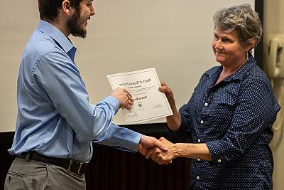 Professor Karina Assiter presenting the Computer 科学 Award to Student Andrew Barrows.