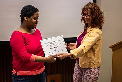 Professor Tamara Stenn presents the Diane Wood Award to student 索菲娅Spraggins.