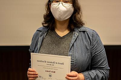 Student Holly Kasten holding the Life 科学 Award, presented to her by Professor Christin Monroe.