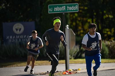 学生们在芬恩的欢乐跑中跑步