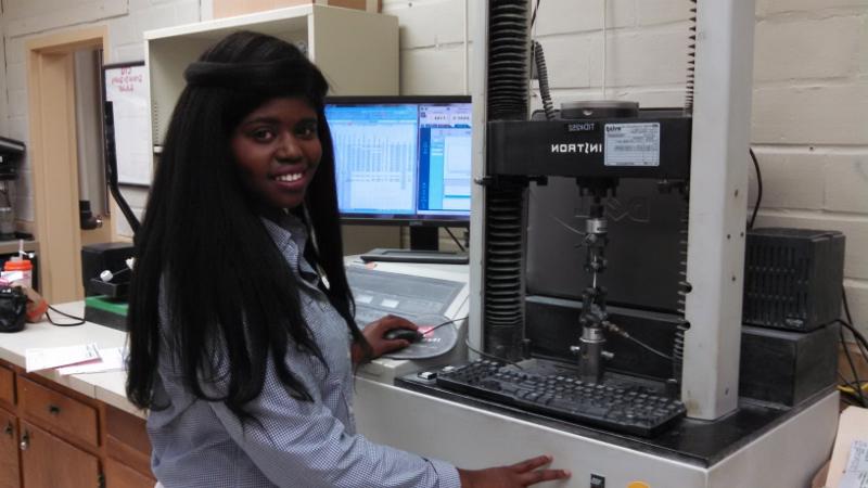 具有里程碑意义的大学 student interning at a local science and re搜索 company.